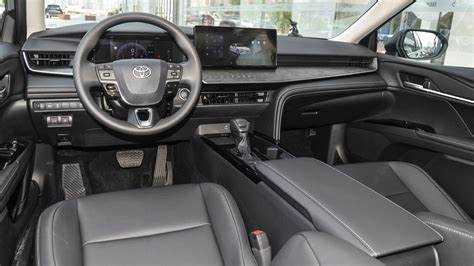 Влияние курса валют и пошлин на цену Camry 300 в 2025