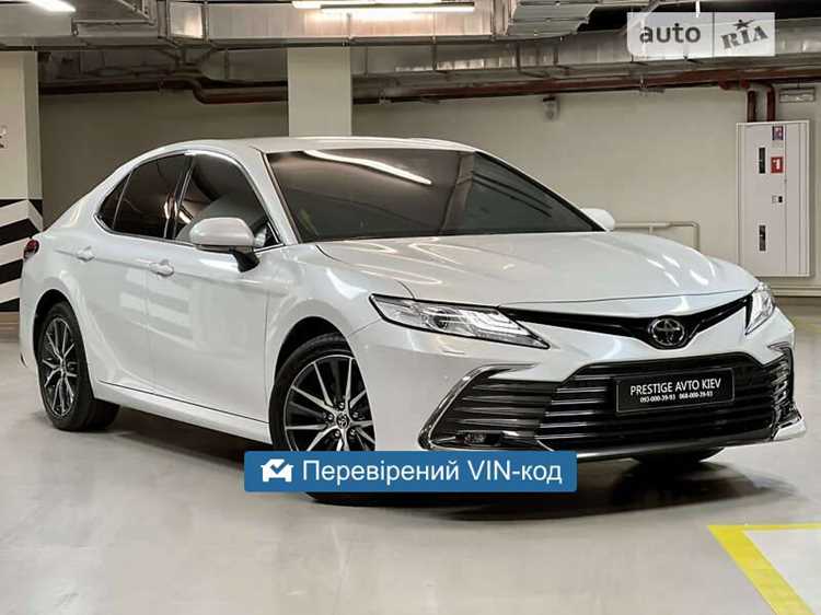 Стоимость новой Camry 300 по комплектам: базовая, средняя, премиум