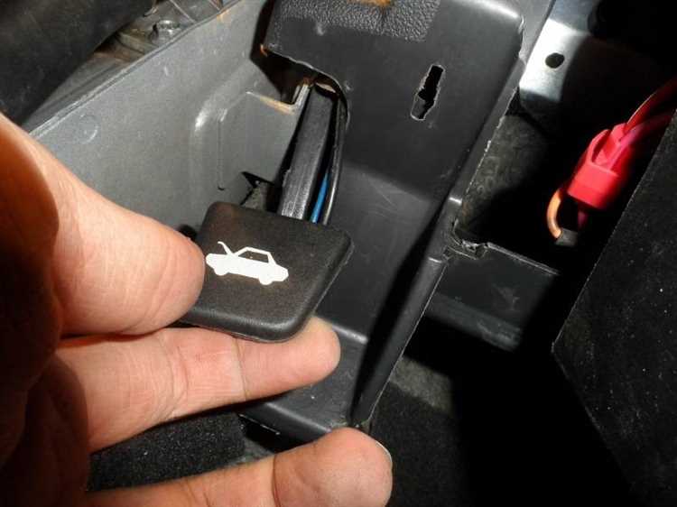 Что делать, если рычаг открывания капота не тянется