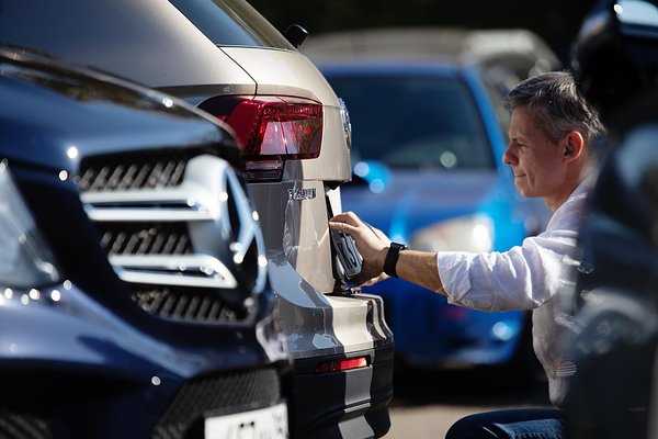 Процесс установки номерных знаков на гибридный автомобиль