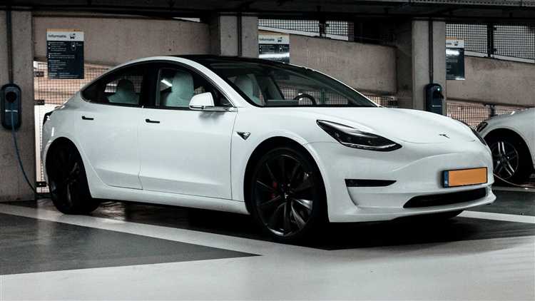 Влияние курса рубля на цену Tesla Model 3 в 2025 году