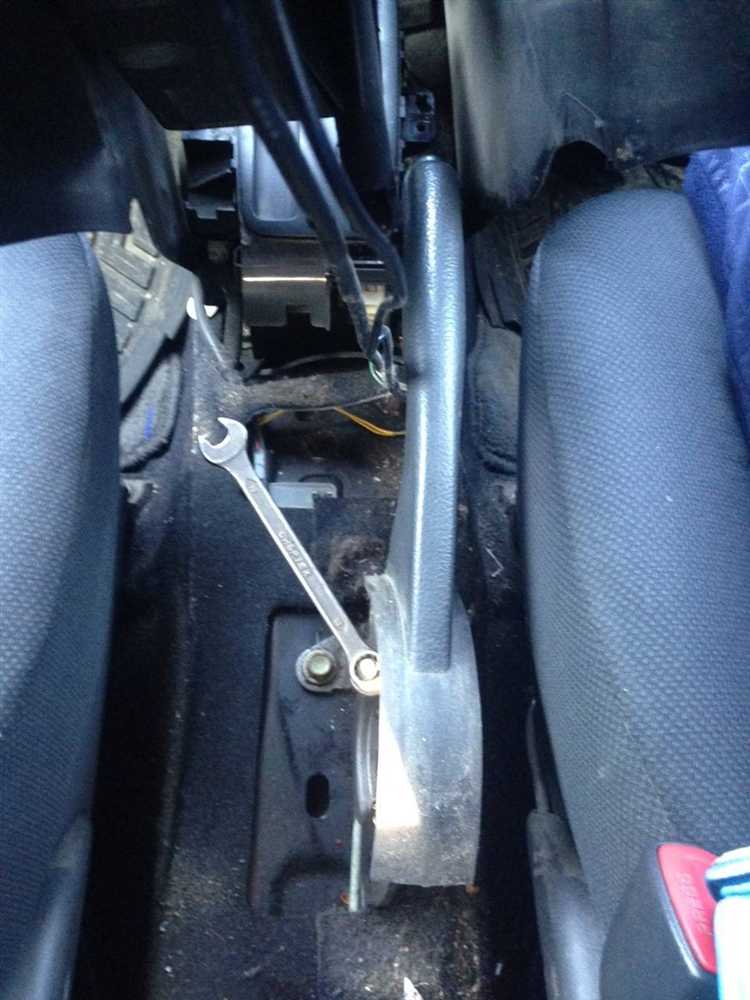 Как подтянуть ручник на тойота авенсис
