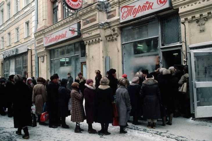 Влияние плановой экономики на дефицит товаров и формирование очередей