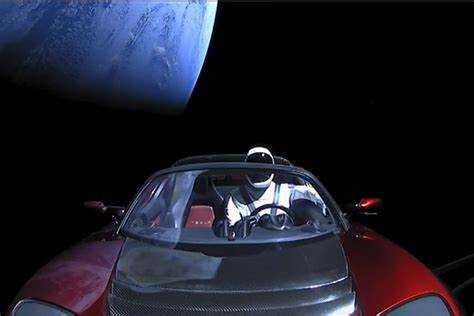 Как рассчитывается пройденное расстояние Tesla в условиях космоса