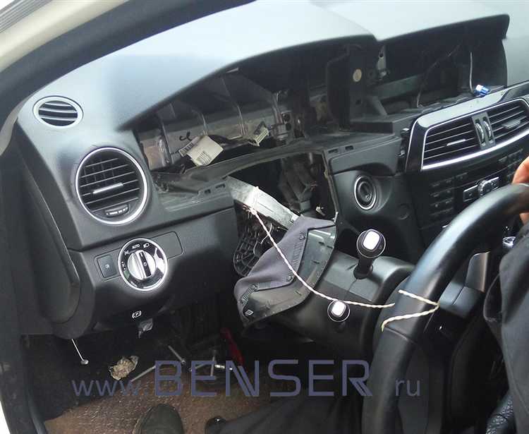 Перед снятием рулевого колеса на Mercedes A140 необходимо надежно зафиксировать рулевой вал, чтобы избежать его проворачивания и повреждения спирального кабеля (контактной ленты) подушки безопасности. Нельзя допускать даже минимального смещения вала после отсоединения рулевого колеса.