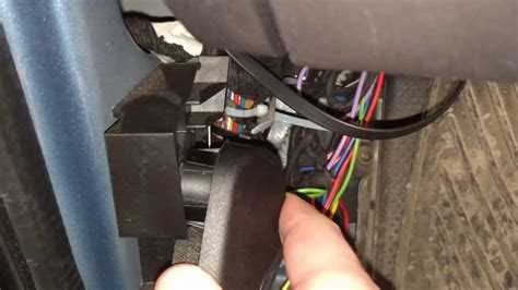 Расположение рычага на модели Ford Ka первого поколения
