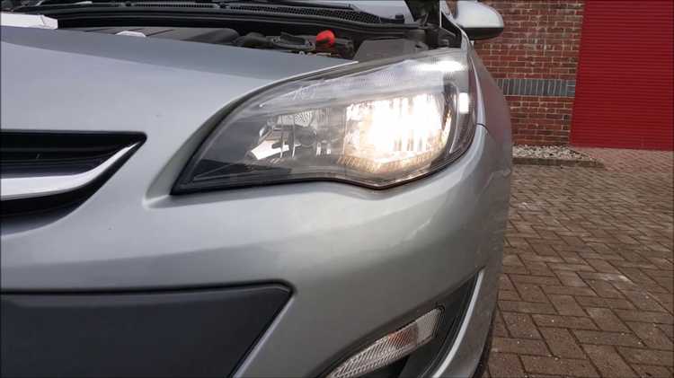 Где находится переключатель света в салоне Opel Astra J