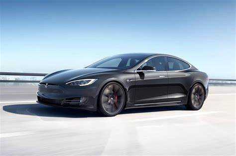 Сравнение годовых продаж Tesla с основными конкурентами