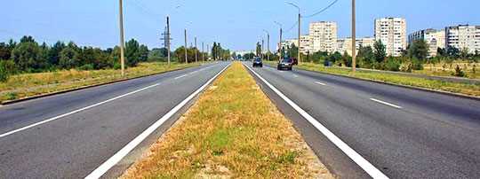 Особенности разделения проезжих частей на городских и загородных дорогах