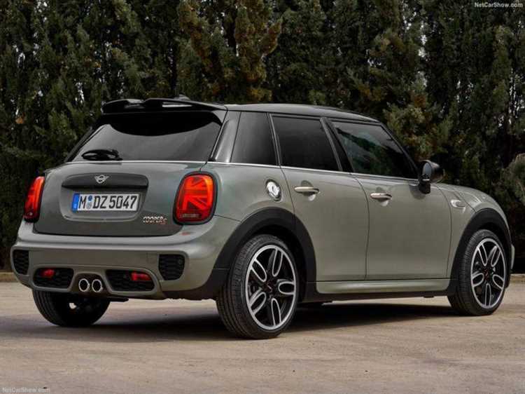 Разница в цене между версиями Mini Cooper 3-дверный и 5-дверный