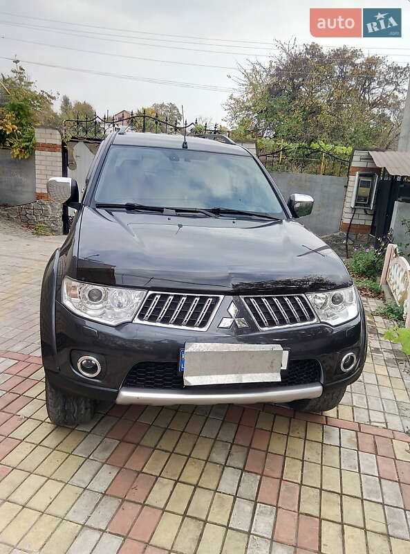 Стоимость базовой комплектации Mitsubishi Pajero Sport 2025