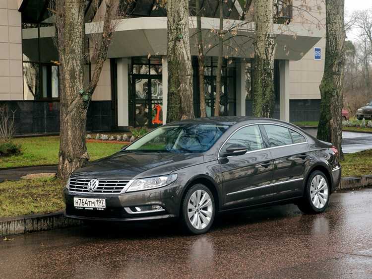 Volkswagen Passat доступен в более широкой линейке комплектаций, начиная от базовой Trendline с механическими настройками сидений и стандартной мультимедийной системой, до высокоуровневой Executive с кожаной отделкой, адаптивным круиз-контролем и премиальной аудиосистемой.