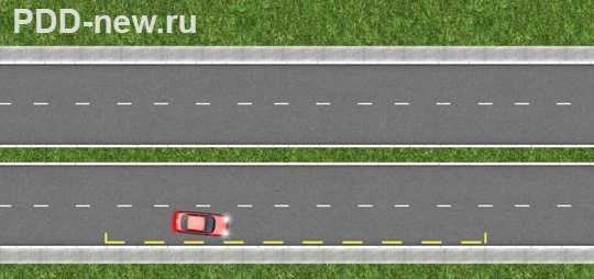 Жёлтая прерывистая линия рядом с остановкой общественного транспорта