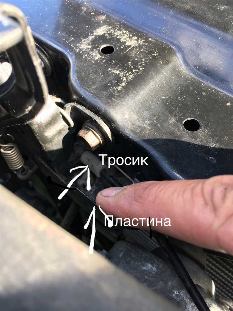 Открытие багажника при помощи ключа вручную