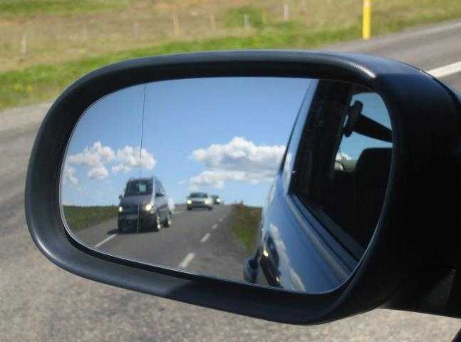 Из чего состоит боковое зеркало автомобиля