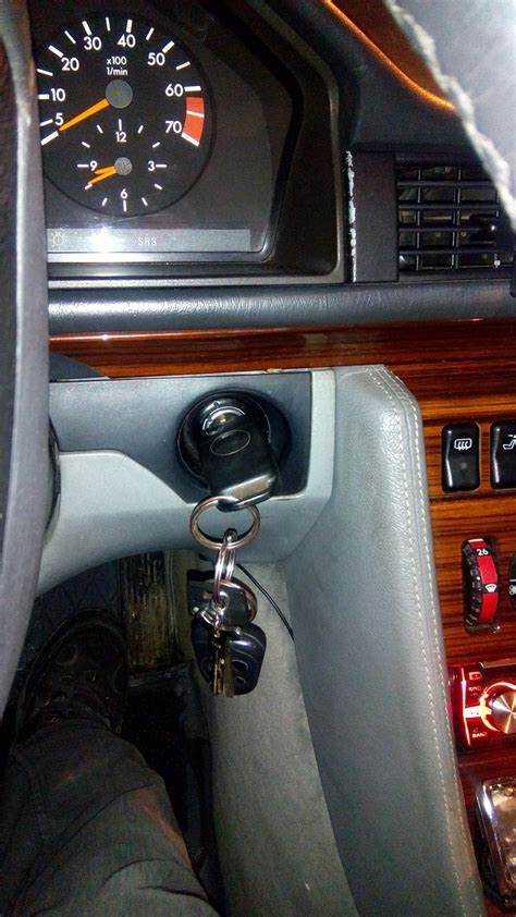 Как открыть w124 ключ в машине