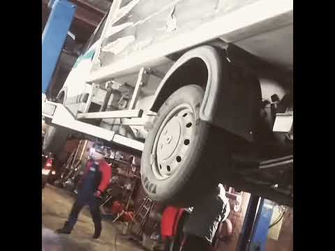 Безопасные методы фиксации автомобиля на подъемнике