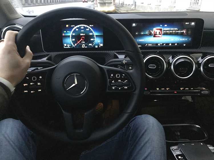 Где находится рычаг открытия капота в салоне Mercedes E200